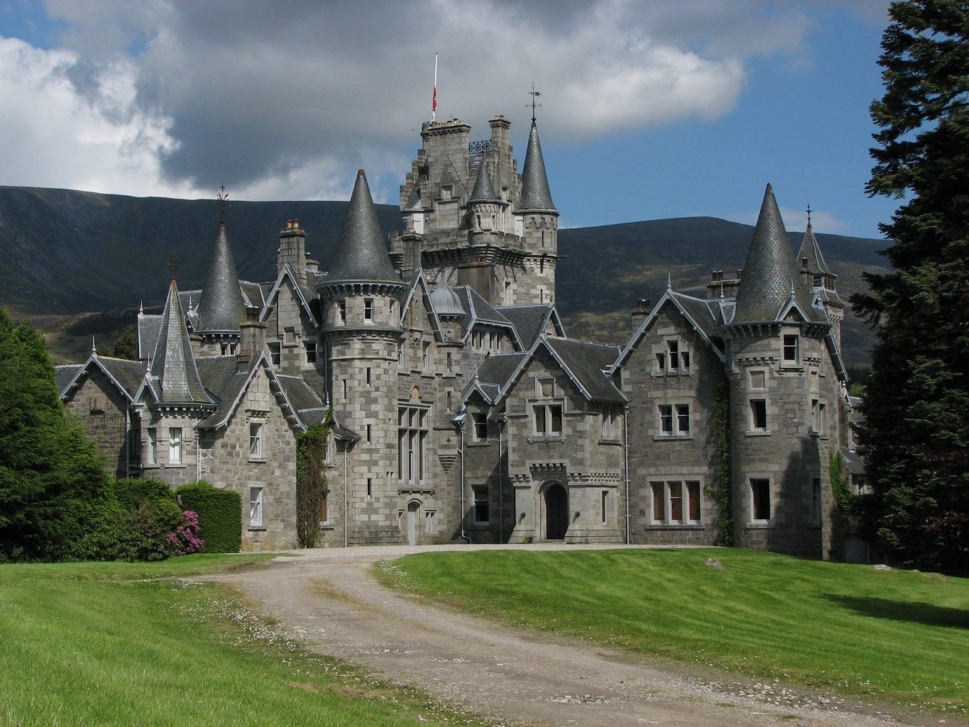 8 Real-Life Filming Locations From Netflix's The Crown | Scottish castles, Castle, Beautiful castles