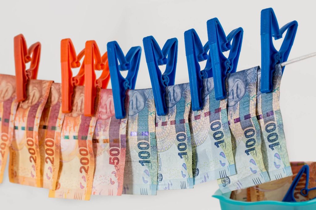 Cédulas de real penduradas em varal