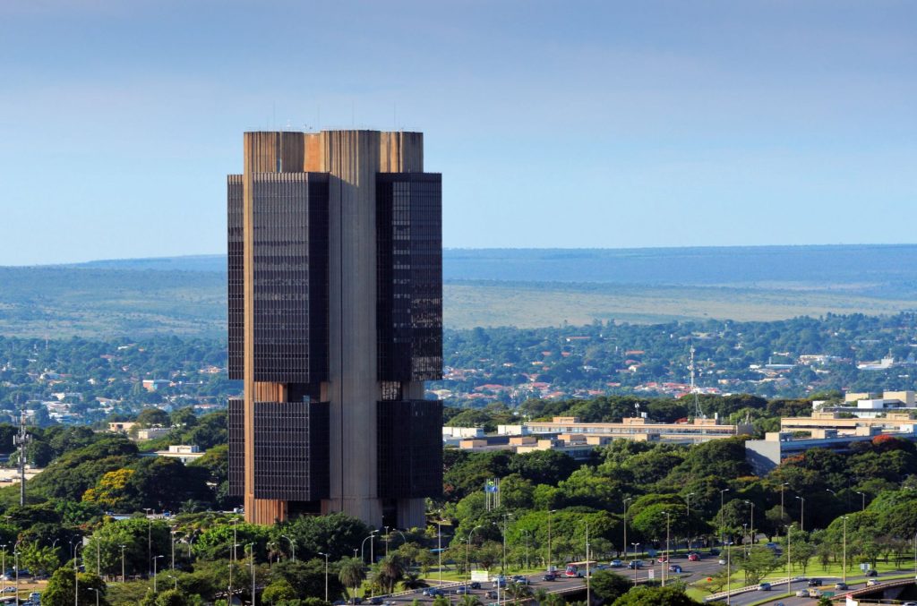 Banco Central busca alternativas para fortalecer o crédito imobiliário diante da queda da poupança e aprimorar a política monetária.